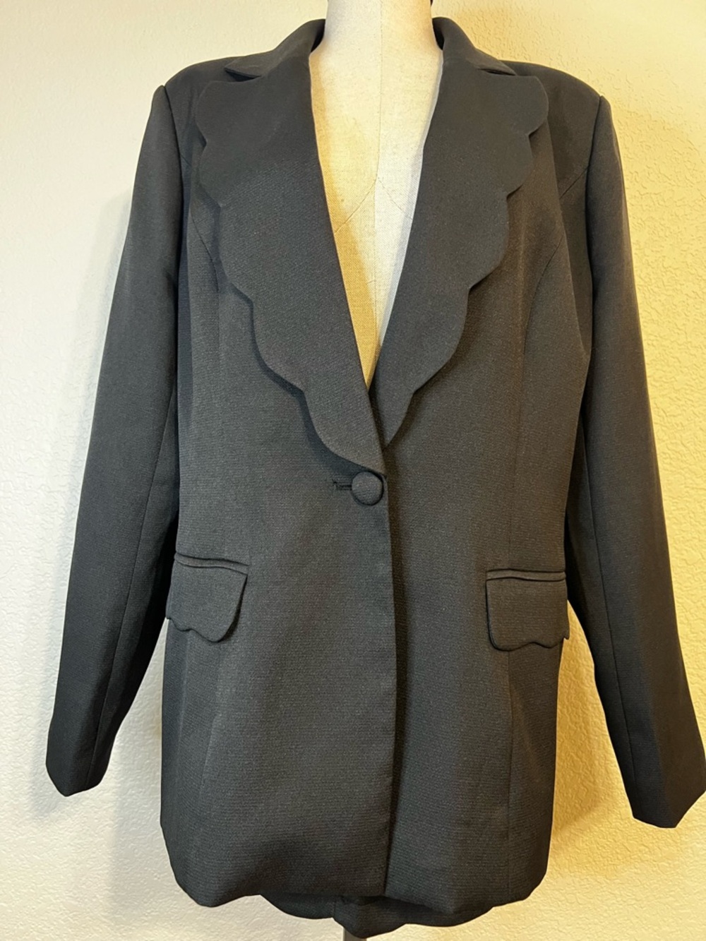 Boohoo Women's Black Scallop Lapel Blazer Jacket and Shorts